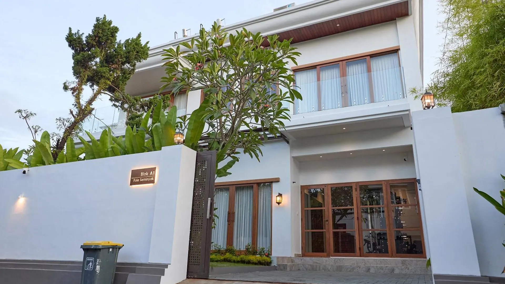 Fale Seminyak - Brand New Modern Luxury 5Br Villa In Seminyak With Private Pool, Gym & Massage Room 0*, Seminyak (Bali)